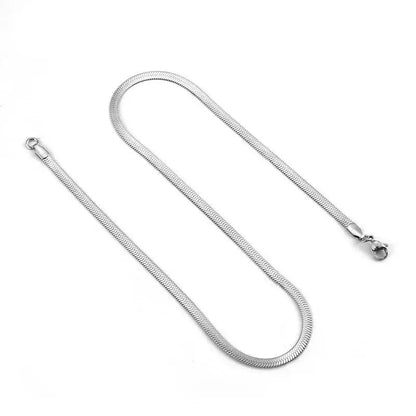 Een zilveren ketting met een slang eraan