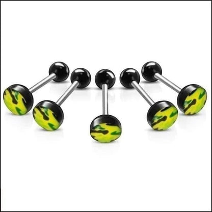 Een set van vier chirurgische piercings met camouflageprint in zwart en geel