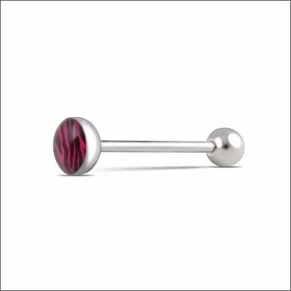 Een enkele piercing met een rood-wit gestreept glazen balletje