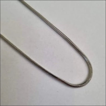 Een zilveren ketting met een zilveren slotje