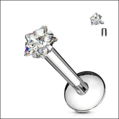 Een diamanten piercing met een enkele steen