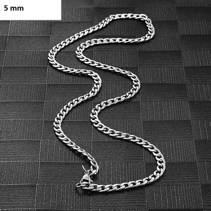 Een zilveren ketting met een zwarte achtergrond