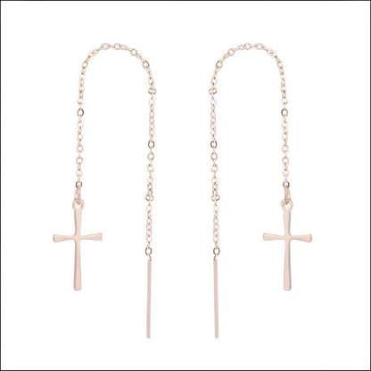Een paar oorbellen met kruis en ketting