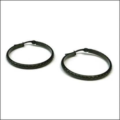 Een paar zwarte hoepeloorbellen