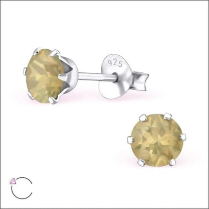 Een paar oorbellen van gele saffier