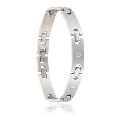 Een armband met een zilveren sluiting