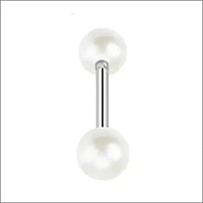 Een paar witte parel en zilveren neuspiercings