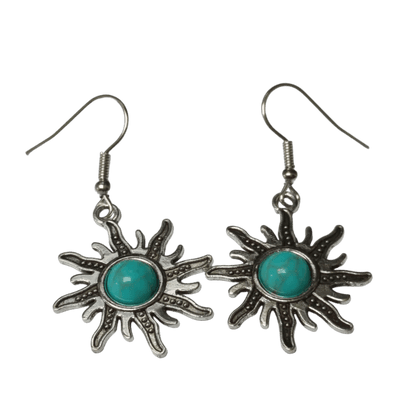 Een paar oorbellen met een turkooizen steen