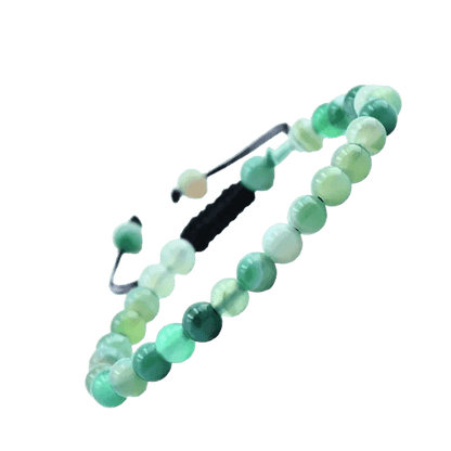 Een armband met groene jade kralen en zwart koord