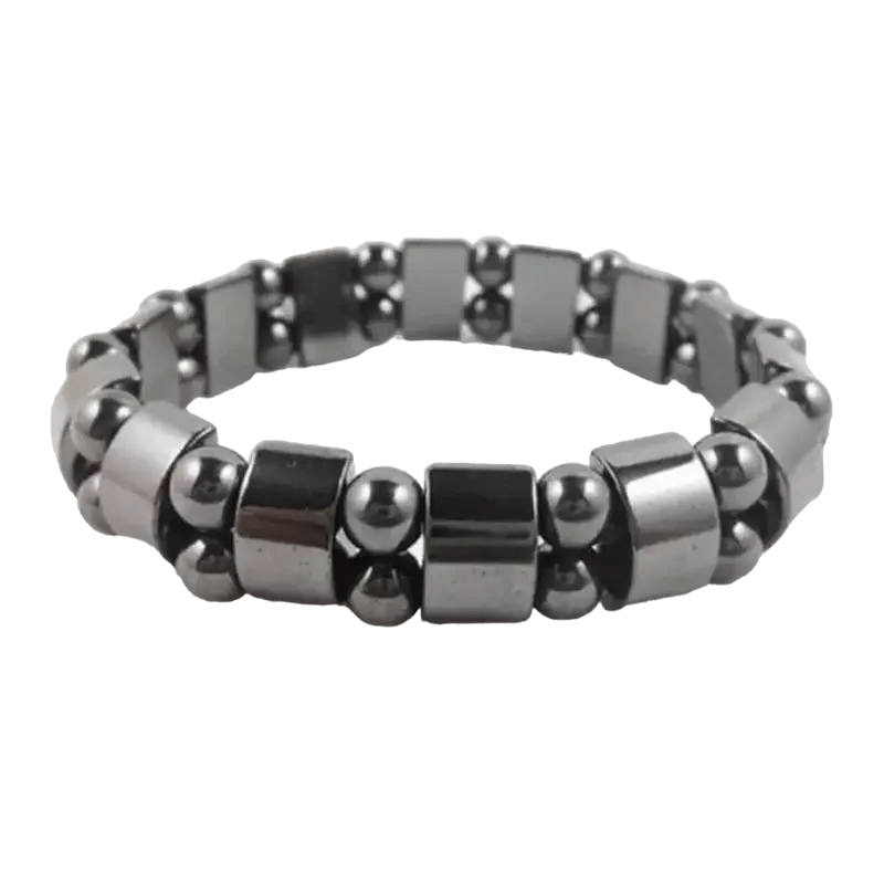 Een zwart met zilveren armband met een vierkante bea