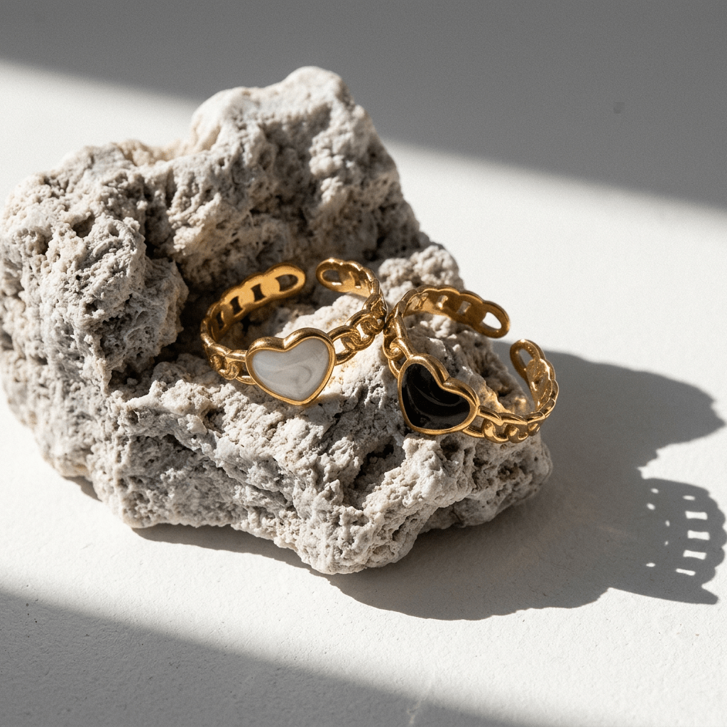 Verstelbare RVS Ring met Emaille Hartje - Goudkleur (8 mm) - Aramat Jewels - Ringen - cadeautip