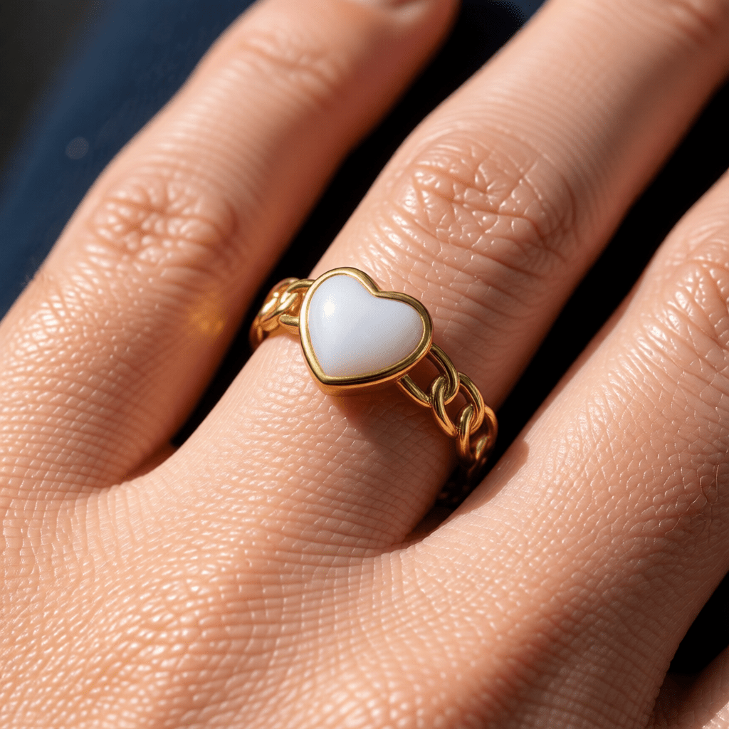 Verstelbare RVS Ring met Emaille Hartje - Goudkleur (8 mm) - Aramat Jewels - Ringen - cadeautip
