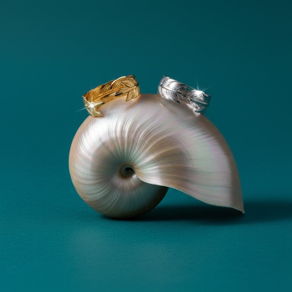 Verstelbare RVS Ring met Veertje Motief - (8 mm) - Aramat Jewels - Ringen - cadeautip