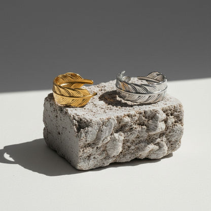 Verstelbare RVS Ring met Veertje Motief - (8 mm) - Aramat Jewels - Ringen - cadeautip