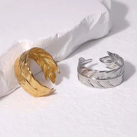 Verstelbare RVS Ring met Veertje Motief - Goudkleur of Zilver (8 mm) - Aramat Jewels - Ringen - cadeautip