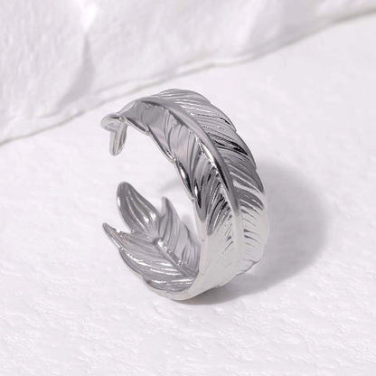 Verstelbare RVS Ring met Veertje Motief - Goudkleur of Zilver (8 mm) - Aramat Jewels - Ringen - cadeautip