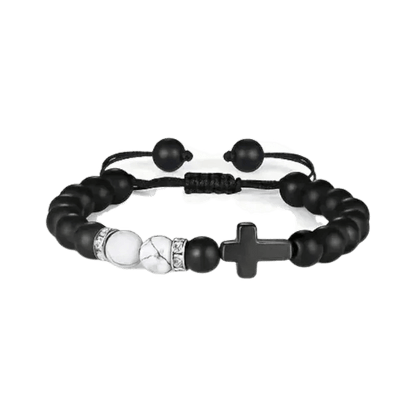 Een zwarte armband met een zilveren kruis en een zwarte bea