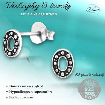 Zilveren oorbellen met cirkelvormig ontwerp.