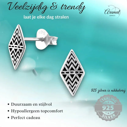 Zilveren diamantvormige oorbellen.