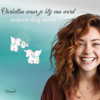 Sterling zilveren oorbellen in de vorm van een eenhoorn.