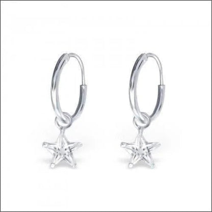 Een paar zilveren hoepeloorbellen met een sterontwerp
