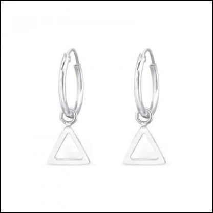 Een paar zilveren oorbellen met een driehoekig design