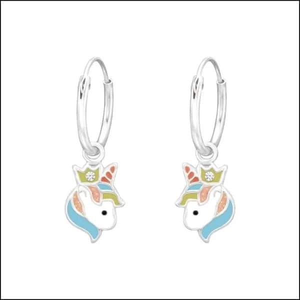 Een paar oorbellen met een eenhoorn en een regenboogstaart