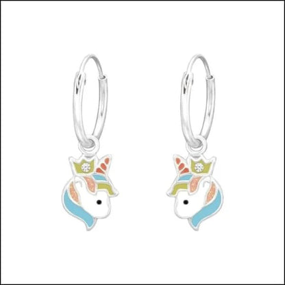 Een paar oorbellen met een eenhoorn en een regenboogstaart