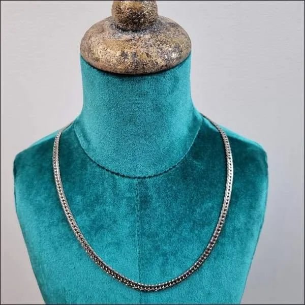 Een close-up van een etalagepop met een halsketting om