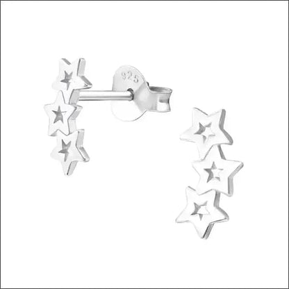 Een paar zilveren sterren op een witte achtergrond