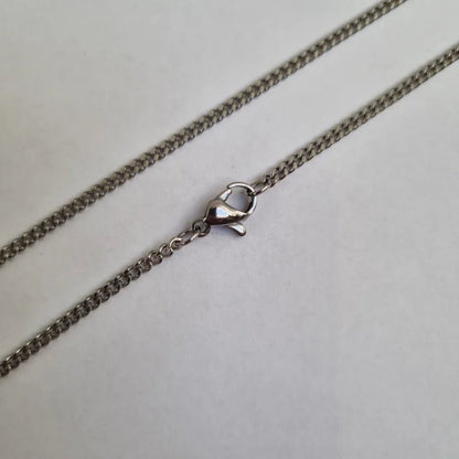 Een zilveren ketting met een klein hartje eraan