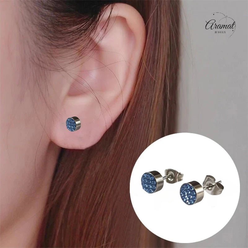 Zilverkleurige oorstekers met lichtblauw kristal – 6 mm - oor3090 - Oorbellen kopen# - 6mm - alles - blauw