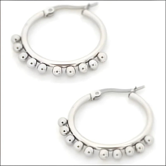Een paar zilveren hoepeloorbellen