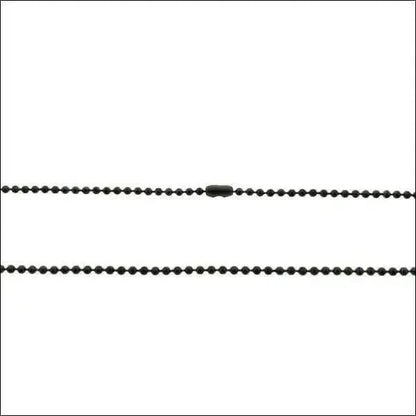 Een close-up van een zwarte kralenketting met een zwarte kraal