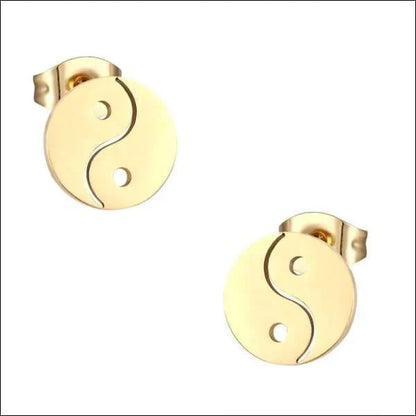 Een Paar Gouden Oorbellen Met Een Yin-symbool